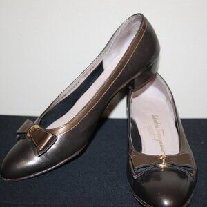 Salvatore FERRAGAMO Vara Pearlized Bronze Leather Bow Pumps Low Heel Size 9.5 AA